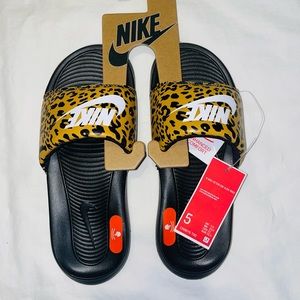 NWT-Nike Women Victori One Slide Print Sz 5 Chutney/White-Black
